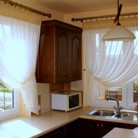 кухня с двумя окнами идеи интерьера
