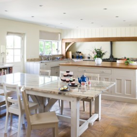 кухня в деревянном доме фото интерьера