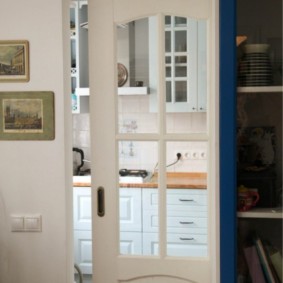 Раздвижная дверь между кухней и гостиной