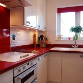 Красная столешница кухонной мебели