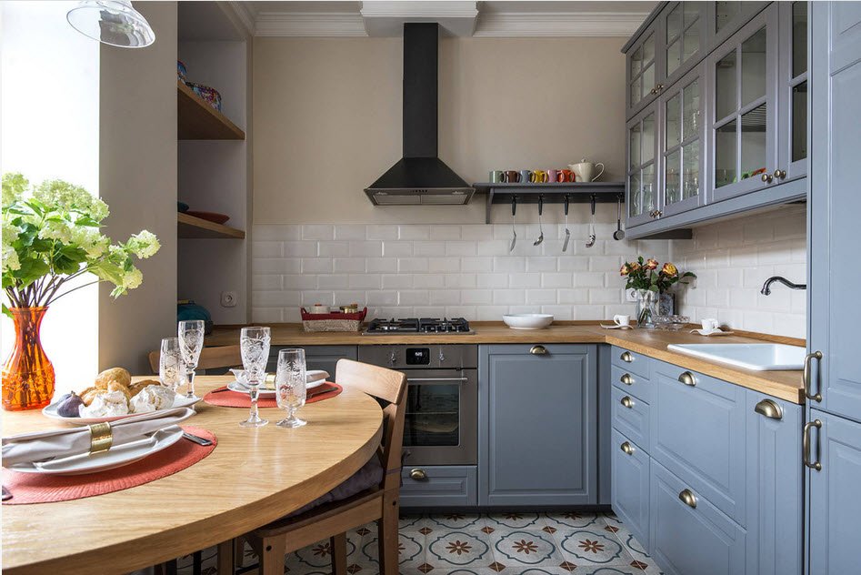 маленькая кухня с кухонным столом идеи декор