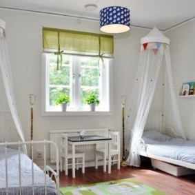 детская спальня с кроватью у окна