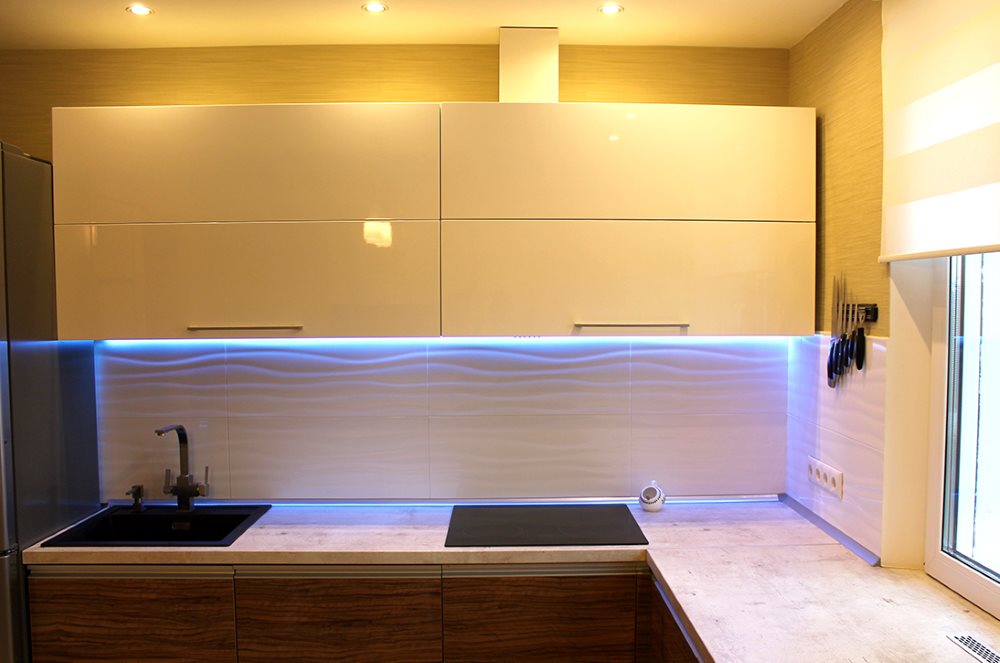 Стеклянные кухонные шкафы с подсветкой