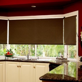 рулонные шторы на кухне
