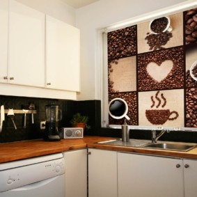 рулонные шторы на кухне декор фото