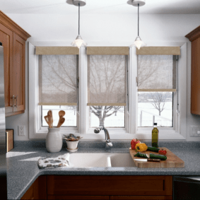 рулонные шторы на кухне дизайн