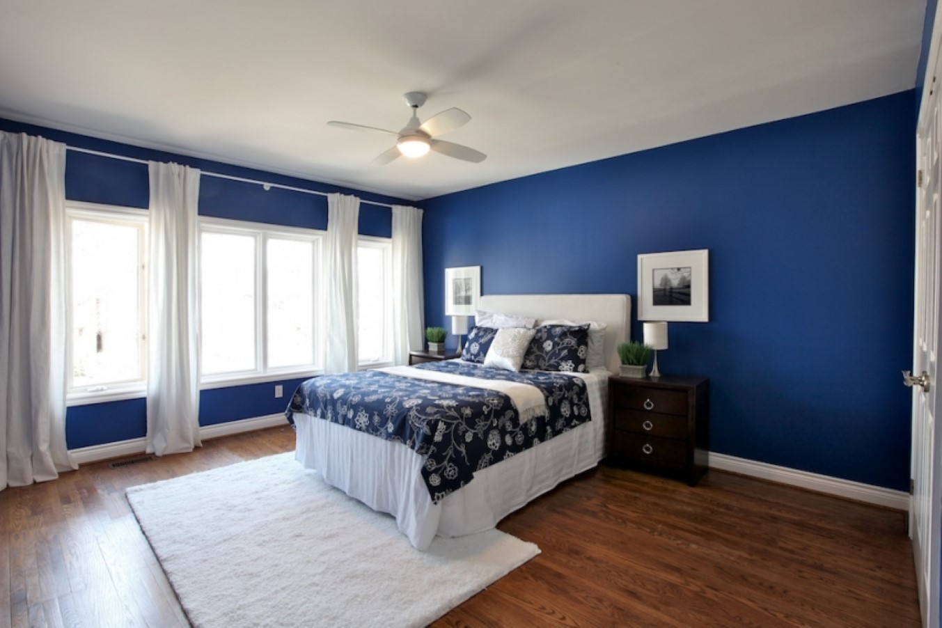  спальни с синими стенами 80 фото