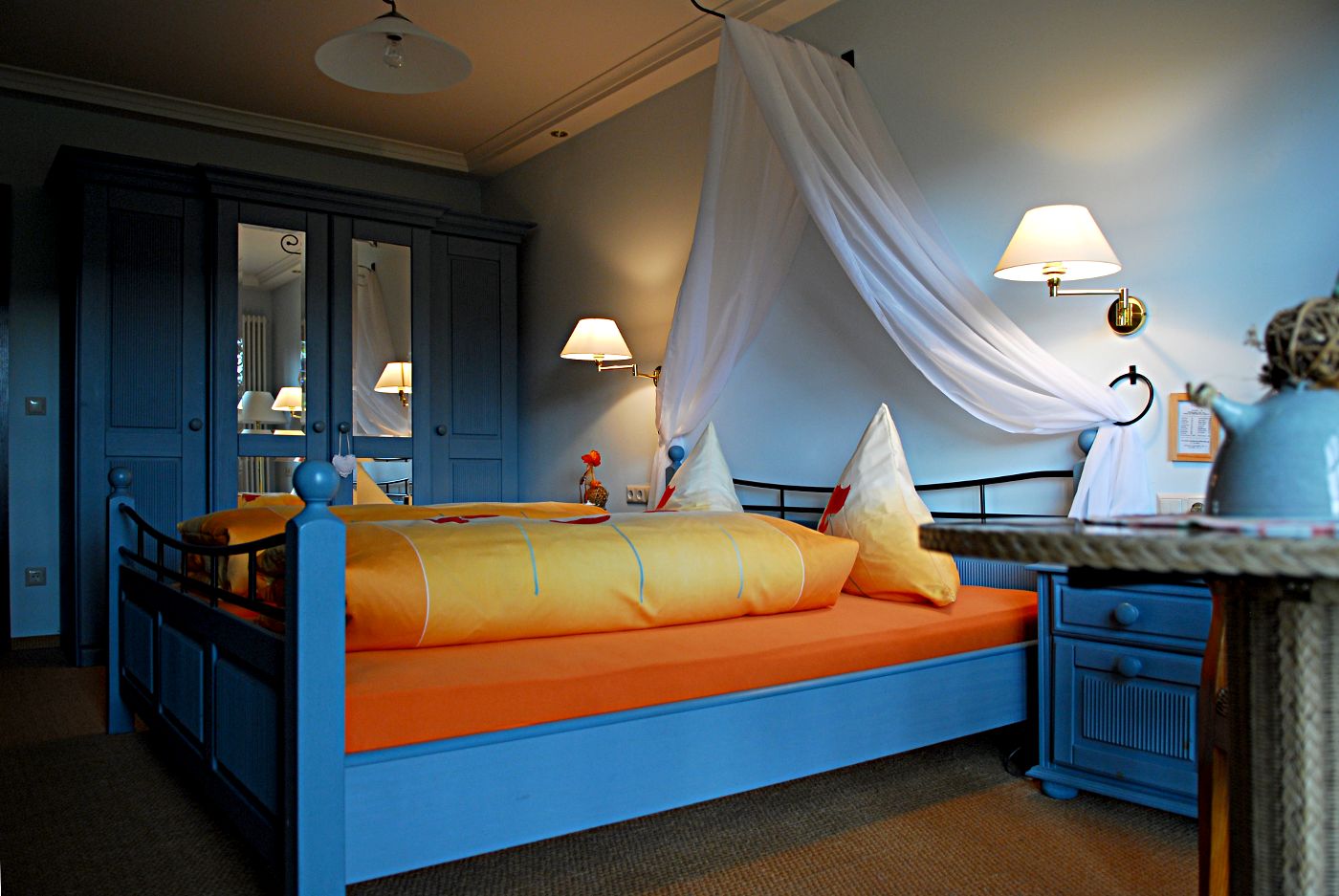 Комната в сине оранжевых тонах