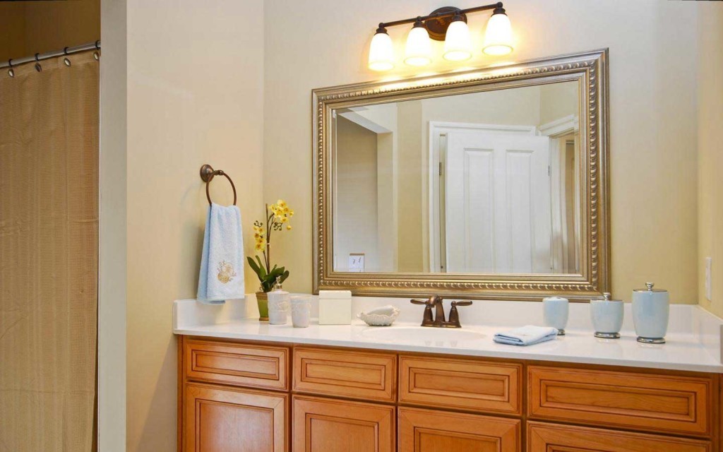  какой высоте вешать зеркало в ванной над раковиной от пола .
