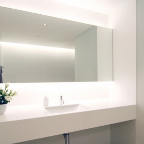 высота зеркала над раковиной в ванной фото вариантов