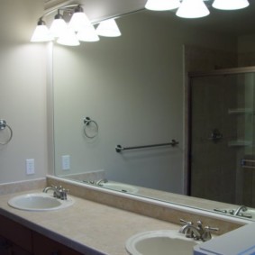 высота зеркала над раковиной в ванной фото варианты