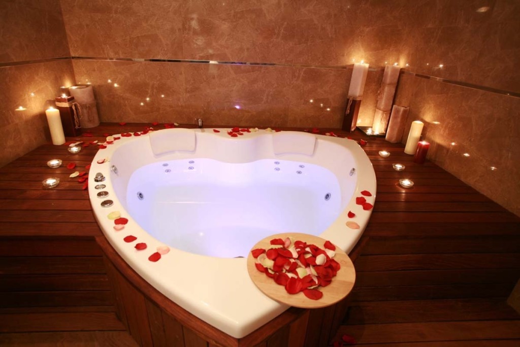 Романтическая обстановка в ванной супругов