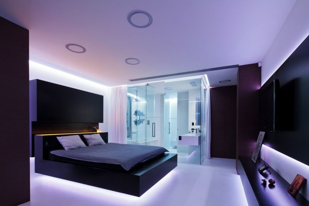 Дизайн просторной спальни в стиле хай-тек
