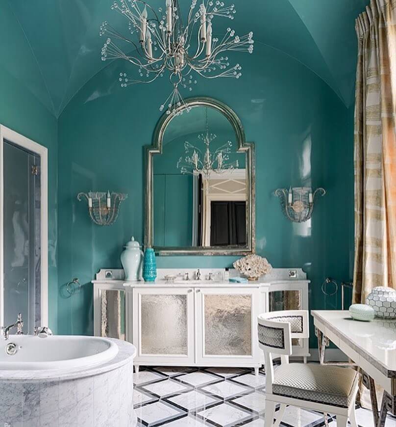 Бирюзовые стены ванной в стиле классика