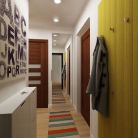 длинный узкий коридор в квартире фото декор