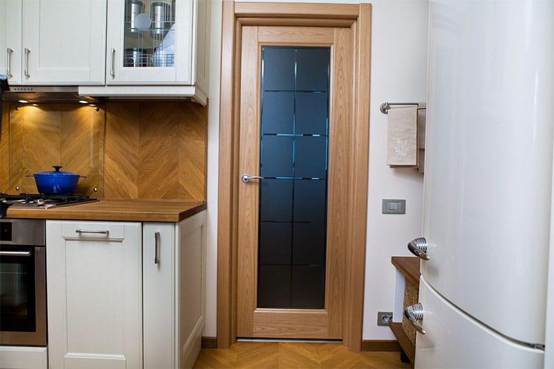Фартук двери. Дверь на кухню. Дверь в маленькую кухню. Кухня в проеме двери. Кухня у входной двери.