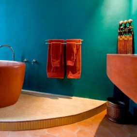 Интерьер ванной с синими стенами