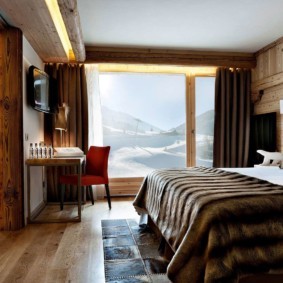 Дизайн спальни с видом на горы