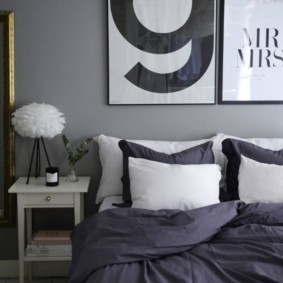 Серый текстиль на кровати в спальне