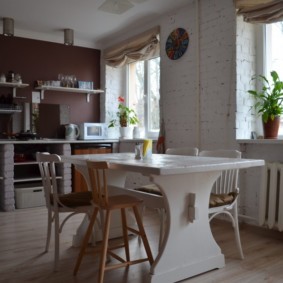 Кухонный стол белого цвета
