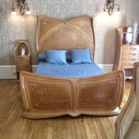 Массивная кровать из благородного дерева