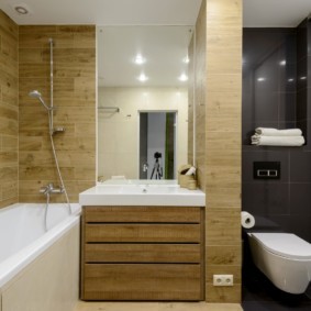 Деревянные панели на стене ванной