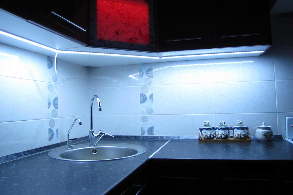 освещение рабочей зоны на кухне светодиодной лентой