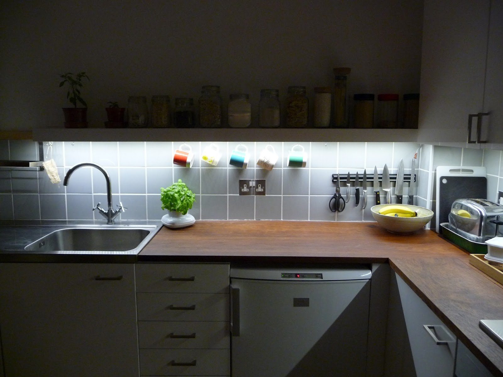подсветка рабочей зоны на кухне светодиодной лентой