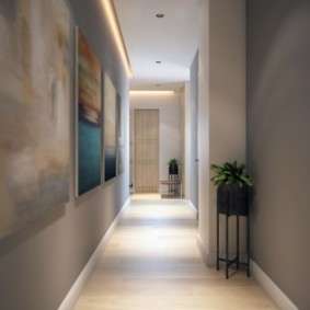 Узкий коридор с картинами на стене