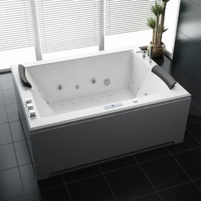 Белая прямоугольная ванна на сером полу