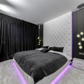 Черные шторы в интерьере современной спальни