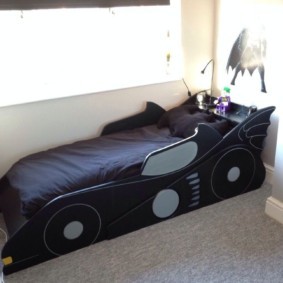Детская кроватка в форме автомобиля
