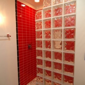 Красная плитка на стене ванной