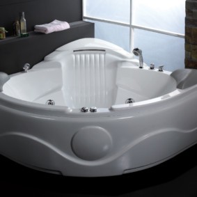 Современная ванна с функцией гидромассажа