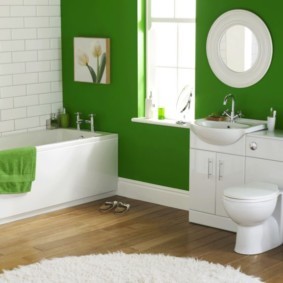 Зеленые стены в ванной комнате