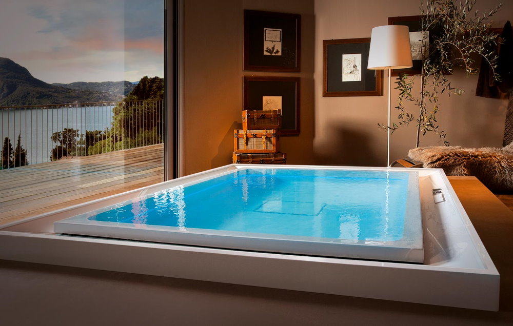 Квадратная ванна с чистой водой в комнате с панорамным окном