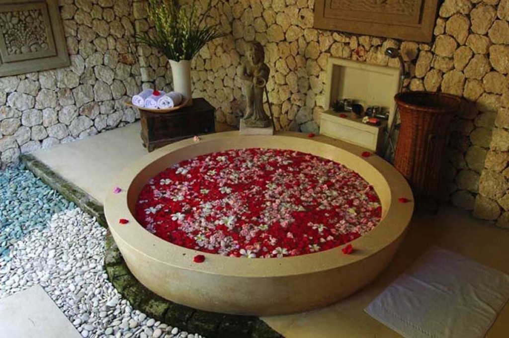 Лепестки роз в ванной для двоих
