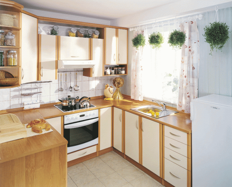 Планировка небольшой кухни в частном доме с большим окном