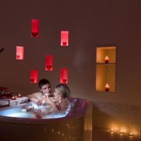 Романтическое освещение в ванной комнате для двоих
