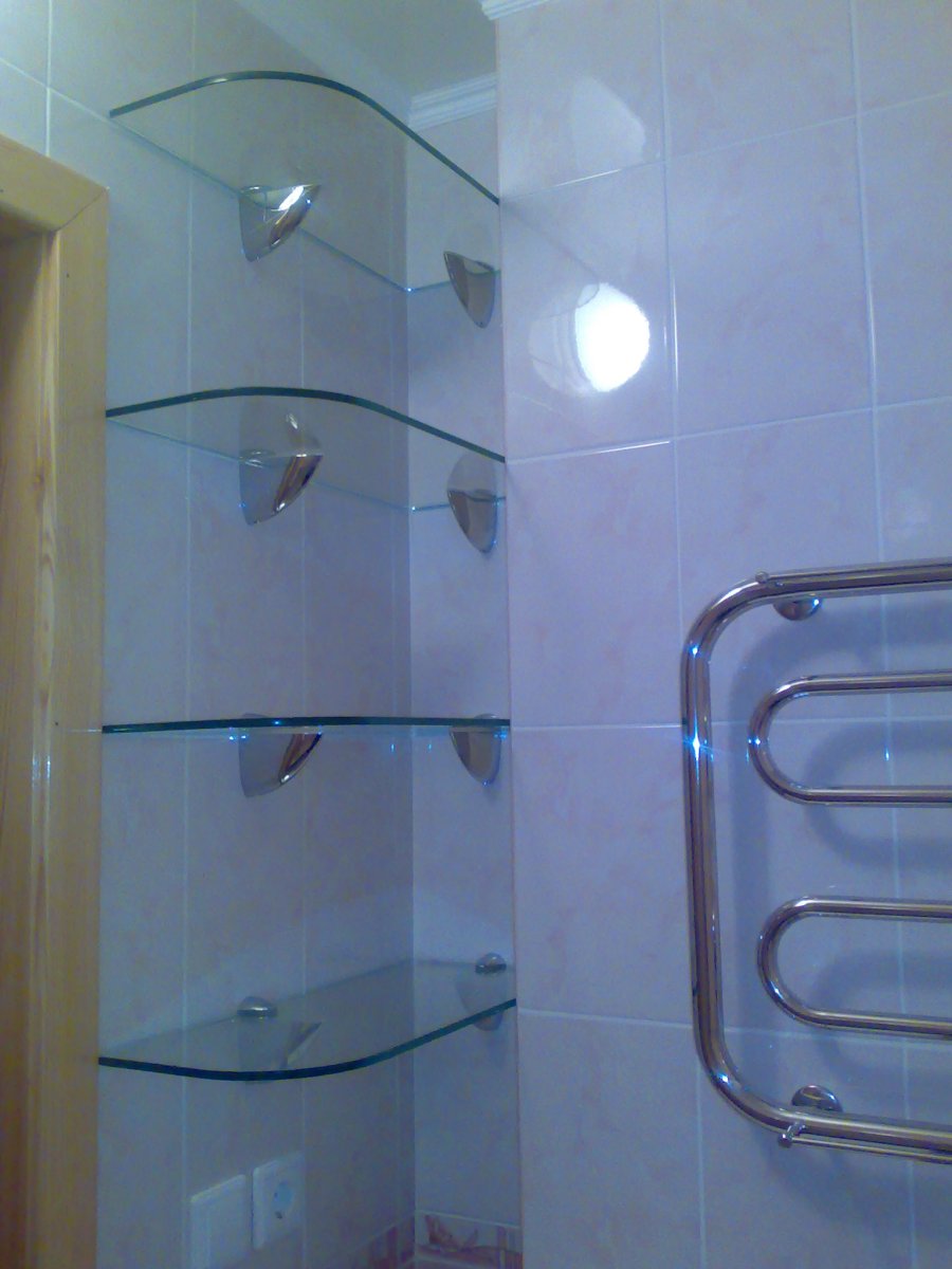 стеклянные полки с подсветкой в ванной