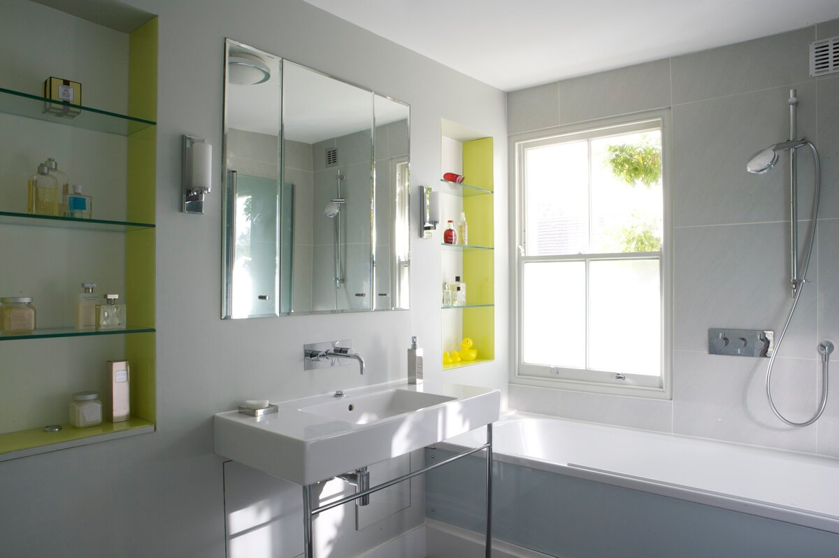 Стеклянные полки для ванной комнаты – удобно и красиво!