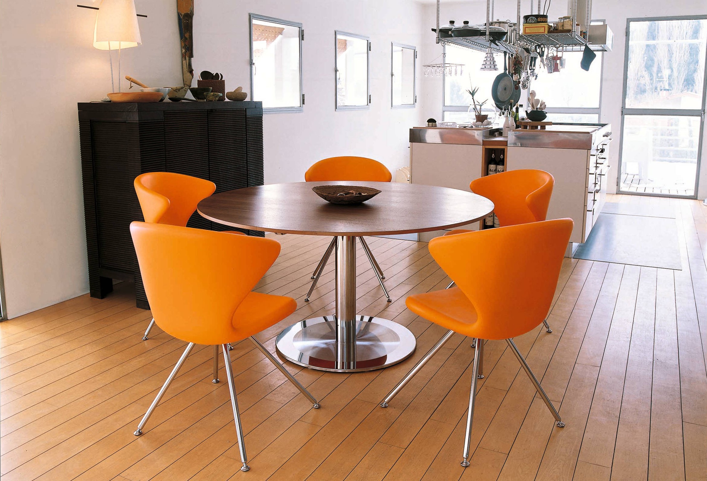 Оранжевый столик. Стулья для кухни. Современные стулья для кухни. Круглый стол со стульями. Стул оранжевый для кухни.