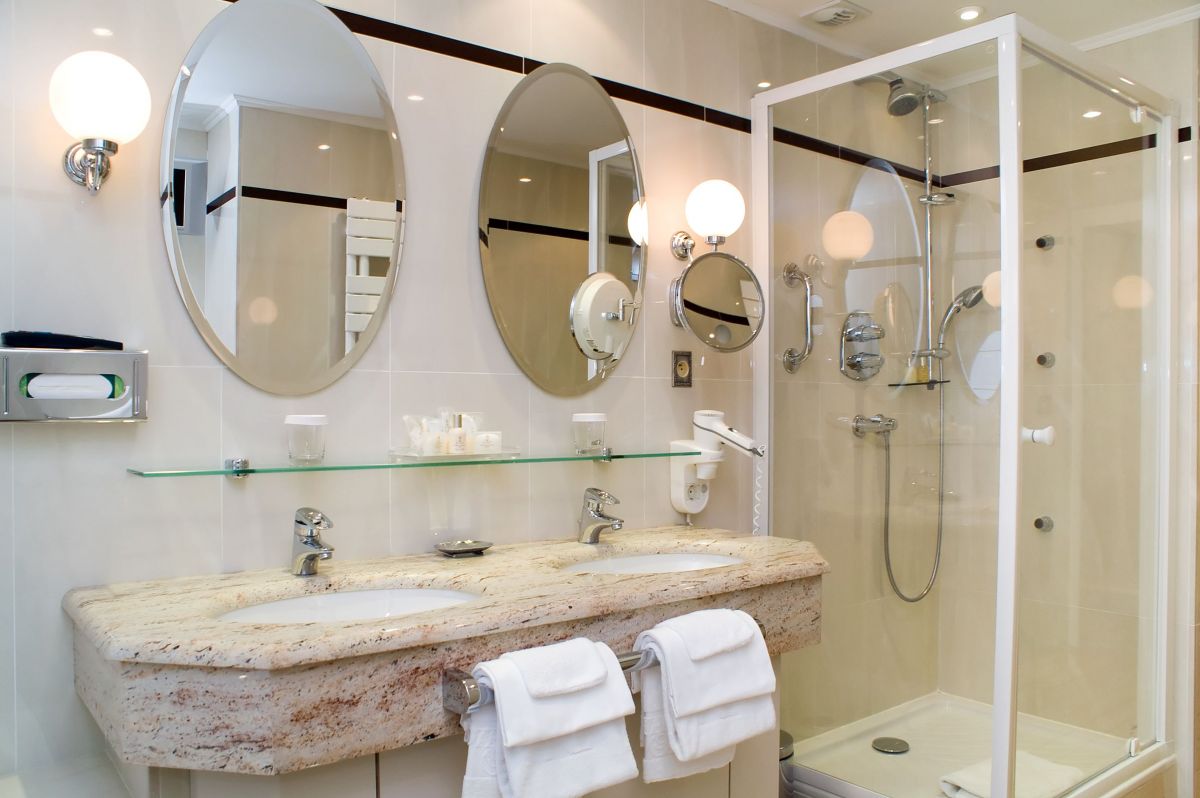 Дизайн ванной комнаты с двумя раковинами душем
