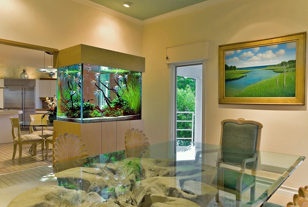 Как гармонично вписать аквариум в интерьер гостиной: Искусство декорирования водой (33 фото)