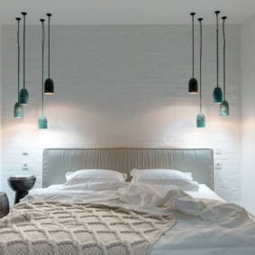 Точечные светильники в спальне над кроватью