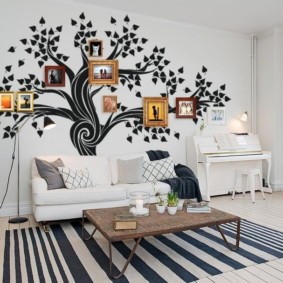 Нарисованное дерево на белой стене