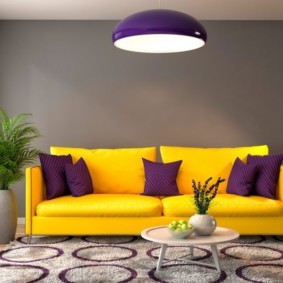 Яркий диван желтого цвета