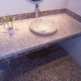 Искусственный камень в интерьере ванной комнаты