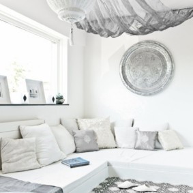 Угловой диван белого цвета