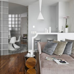 Дизайн комнаты с деревянным полом